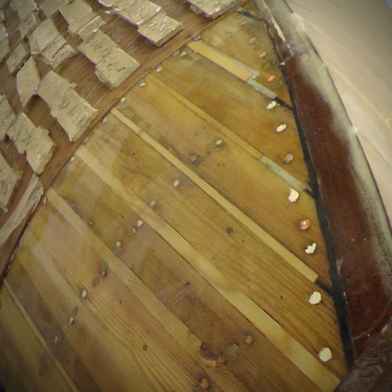 Mahogany planking for the hull, first layer  :: Außenbeplankung, um Plankenstärke wieder aufzubauen