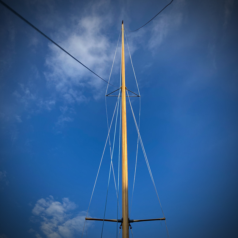 New mast by Bootsbauerei Niendorf (Ulli Schütte)
